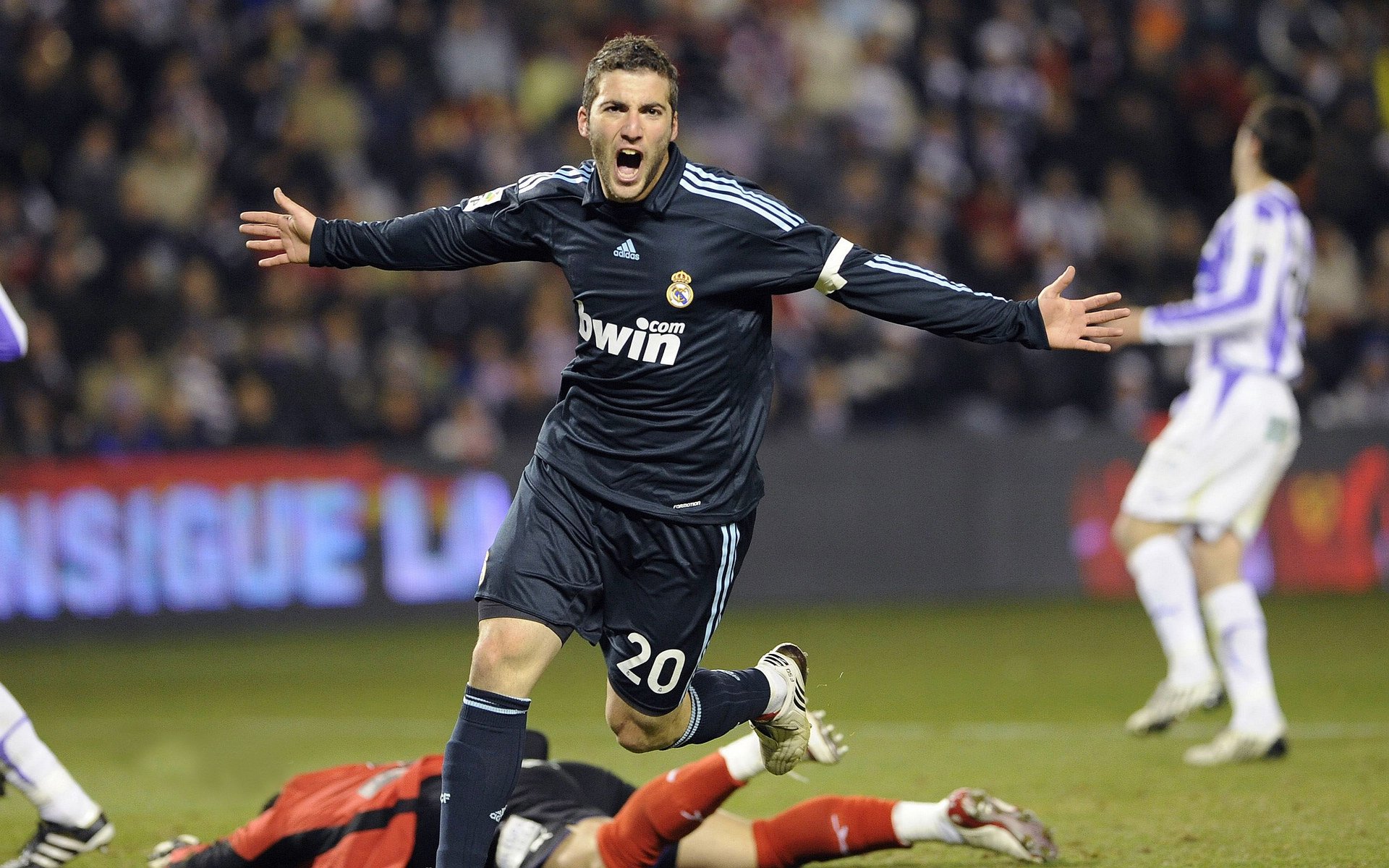 卫冕冠军广州队挑战新赛季目标，2025赛季展望，新赛季广州队新加入球员的名单